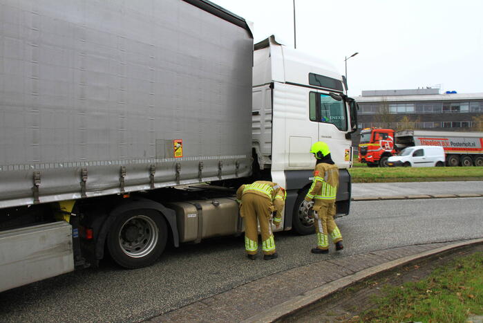 Afslaande vrachtwagen ziet personenauto over het hoofd