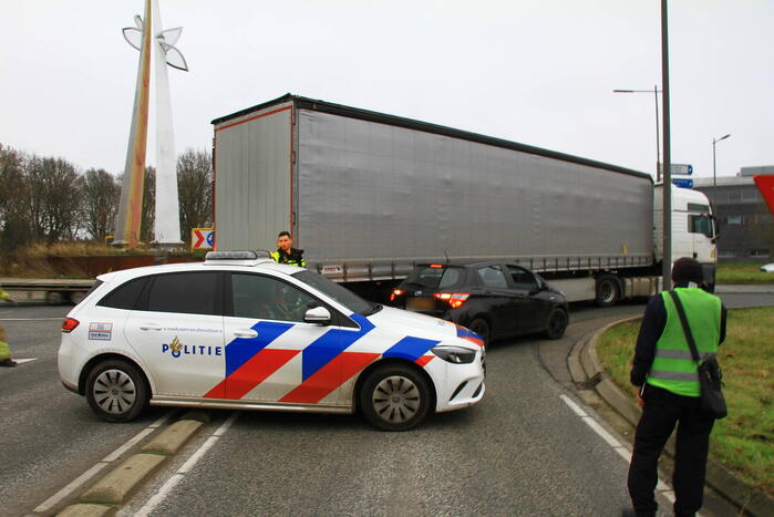 Afslaande vrachtwagen ziet personenauto over het hoofd