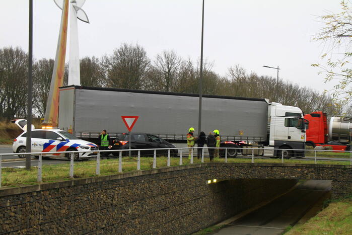 Afslaande vrachtwagen ziet personenauto over het hoofd