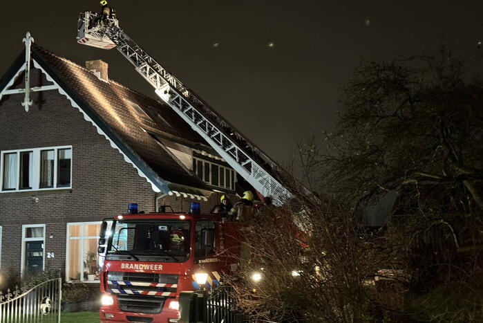 Brandweer veegt schoorsteen na schoorsteenbrand