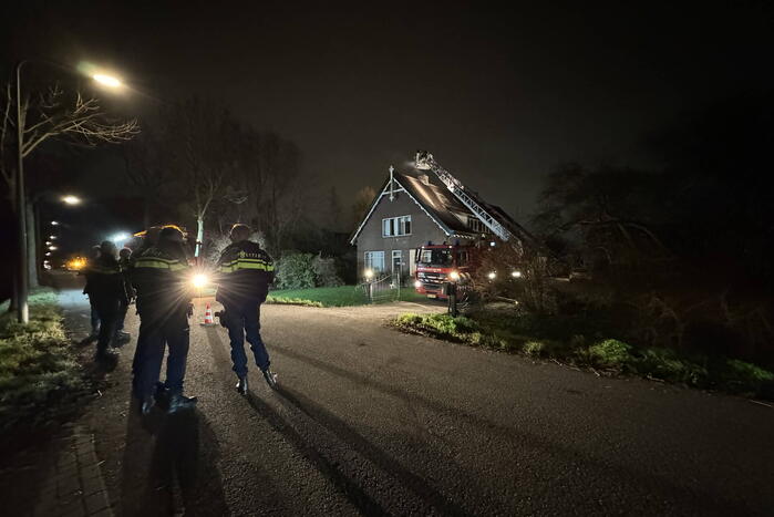 Brandweer veegt schoorsteen na schoorsteenbrand