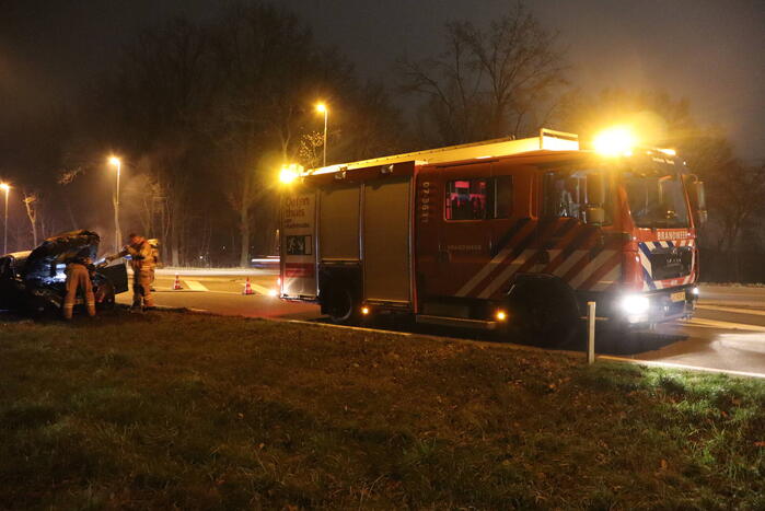 Auto vliegt al rijdend in brand