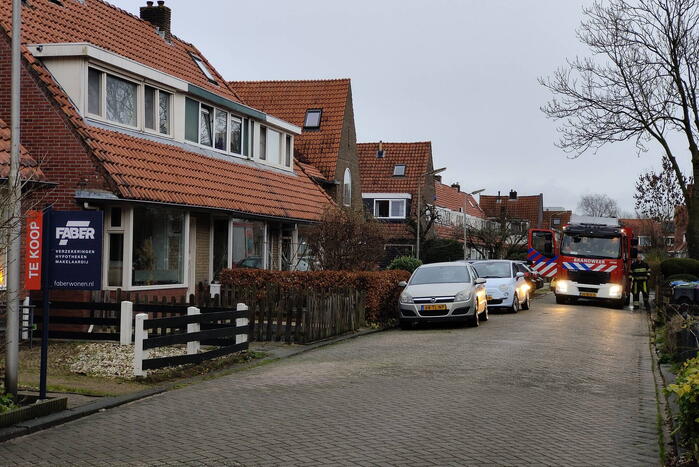 Brandweer verricht metingen bij gaslucht in woning