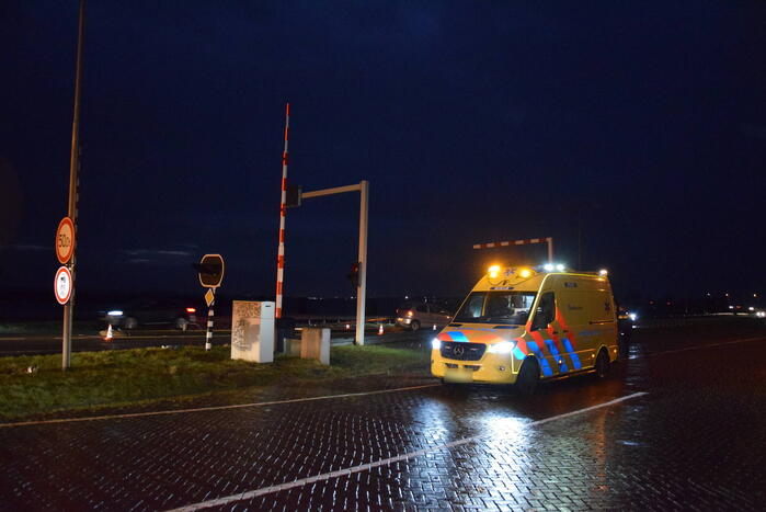 Automobilist rijdt lantaarnpaal uit de grond