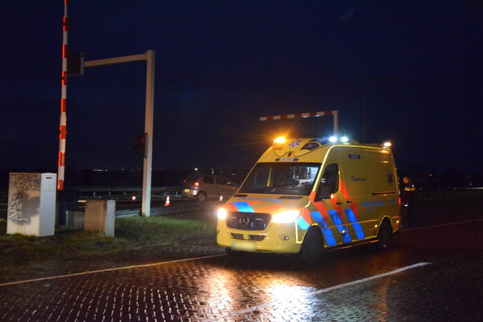 Automobilist rijdt lantaarnpaal uit de grond