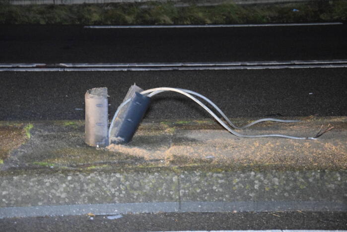 Automobilist rijdt lantaarnpaal uit de grond