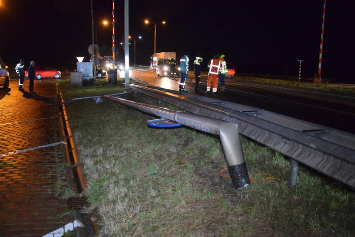 Automobilist rijdt lantaarnpaal uit de grond