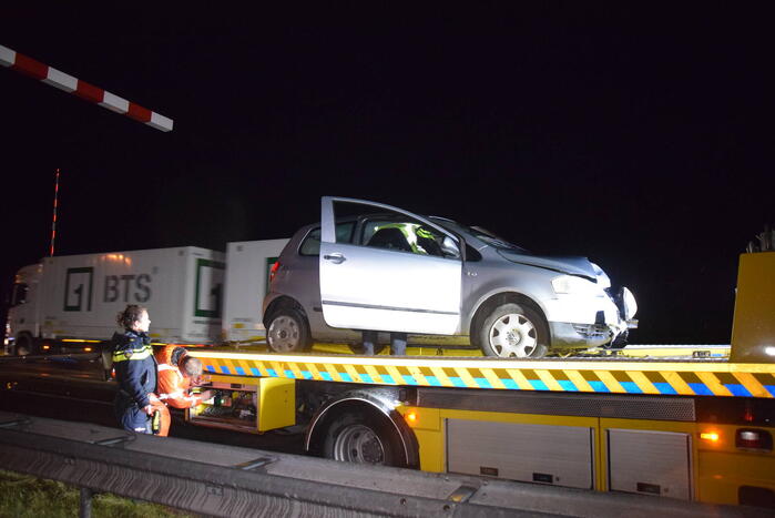 Automobilist rijdt lantaarnpaal uit de grond