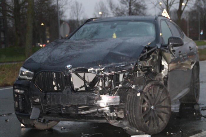 Dure BMW zwaar beschadigd na aanrijding