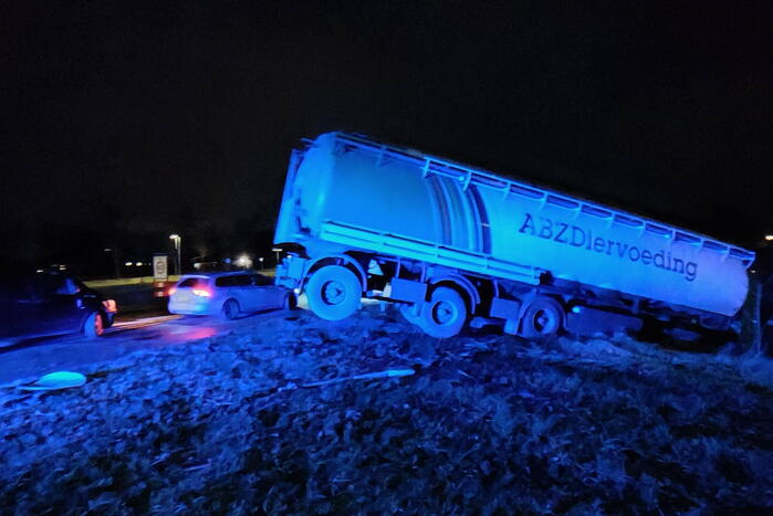 Vrachtwagenchauffeur verliest macht over stuur en belandt in sloot