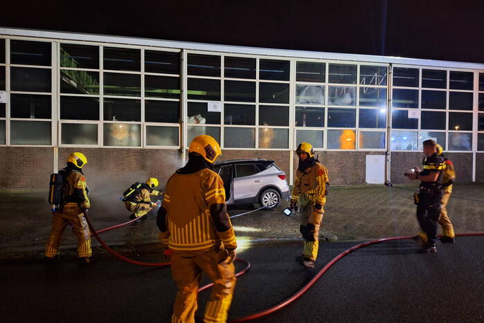 Brandweer blust voertuigbrand