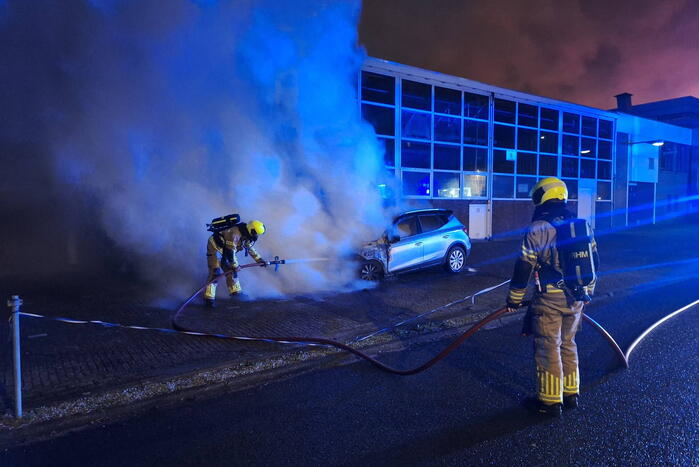 Brandweer blust voertuigbrand