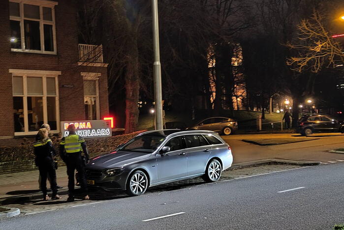 Fietser en automobilist in botsing