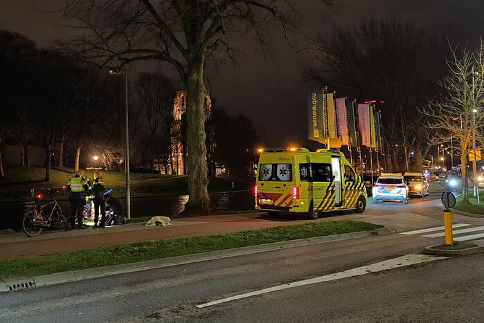 Fietser en automobilist in botsing