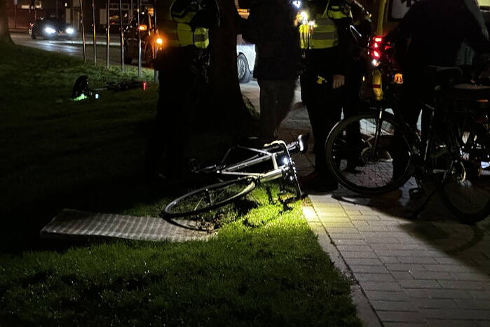 Fietser en automobilist in botsing