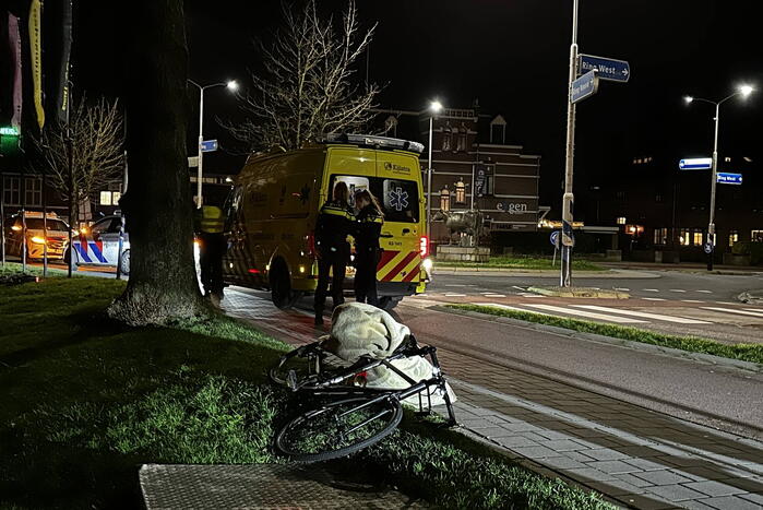 Fietser en automobilist in botsing