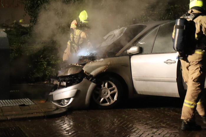 Voorzijde van auto uitgebrand