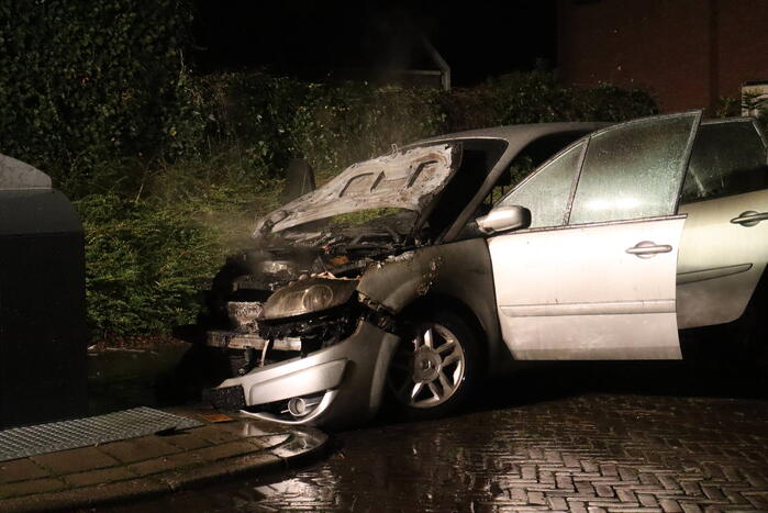 Voorzijde van auto uitgebrand