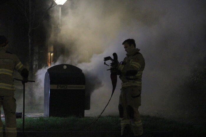 Ondergrondse container in brand gestoken