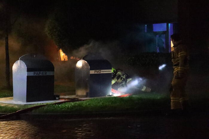 Ondergrondse container in brand gestoken