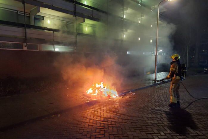 Brandende vuurwerkresten geblust