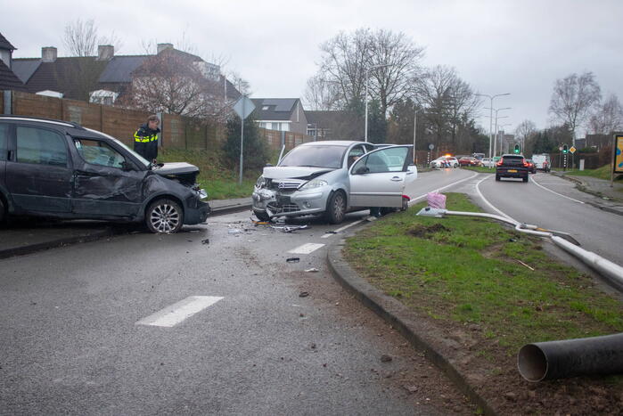 Flinke schade na botsing tussen twee voertuigen