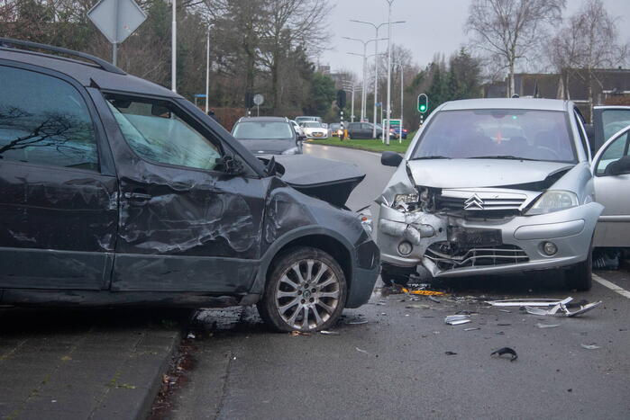 Flinke schade na botsing tussen twee voertuigen