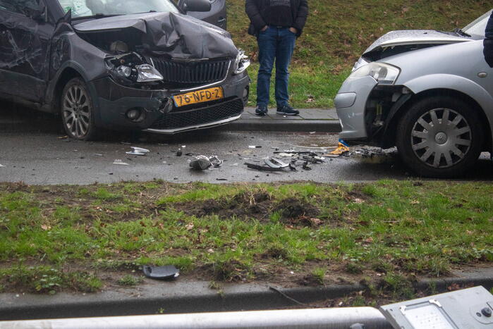 Flinke schade na botsing tussen twee voertuigen