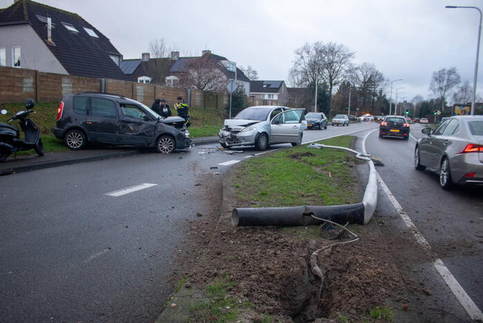 Flinke schade na botsing tussen twee voertuigen