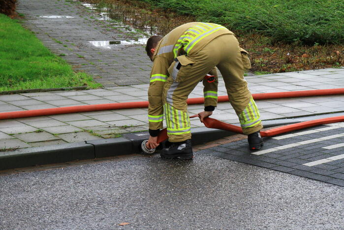 Brandweer pompt ondergelopen kelder leeg