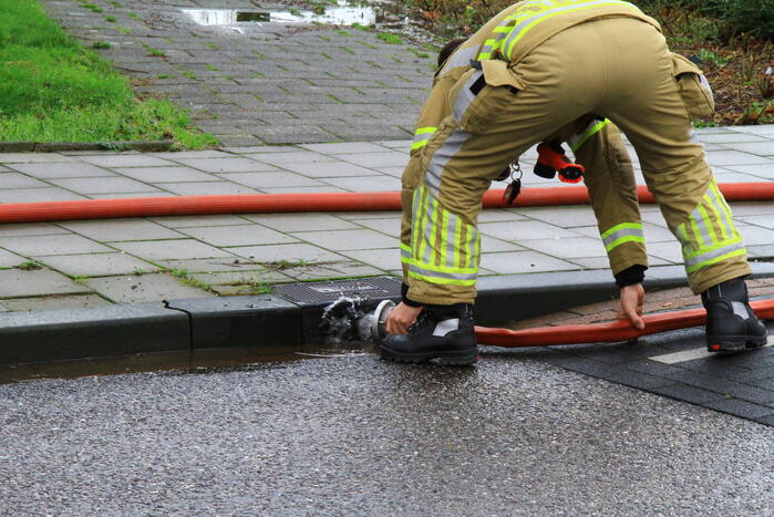 Brandweer pompt ondergelopen kelder leeg