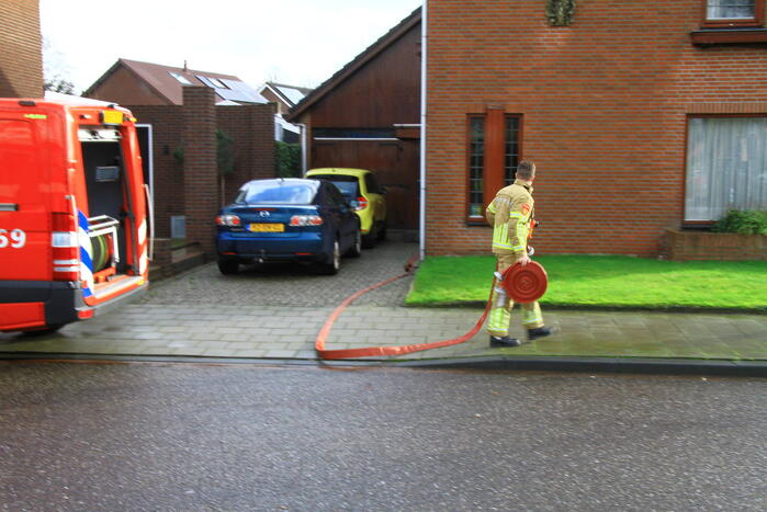 Brandweer pompt ondergelopen kelder leeg