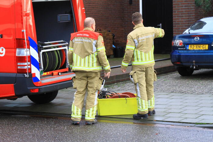 Brandweer pompt ondergelopen kelder leeg