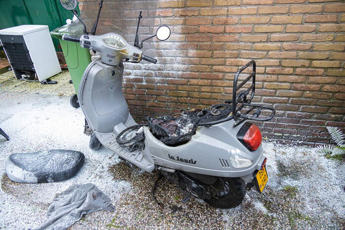 Scooter vat vlam in tuin