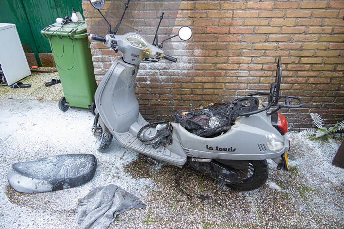 Scooter vat vlam in tuin