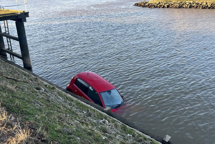 Hulpdiensten ingezet voor auto te water