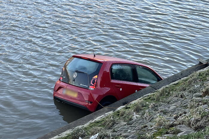 Hulpdiensten ingezet voor auto te water