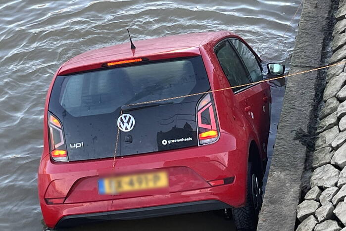 Hulpdiensten ingezet voor auto te water