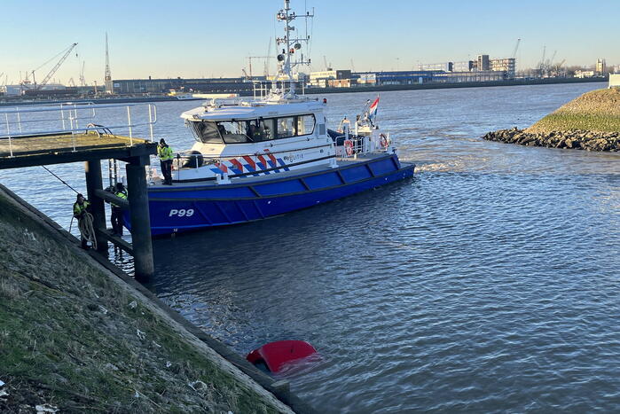 Hulpdiensten ingezet voor auto te water