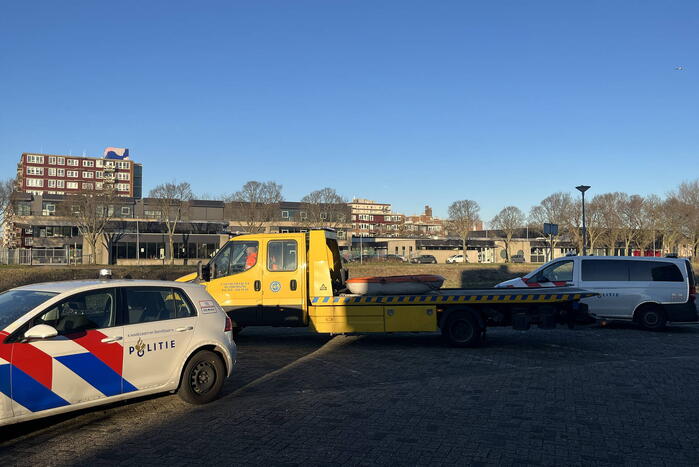 Hulpdiensten ingezet voor auto te water