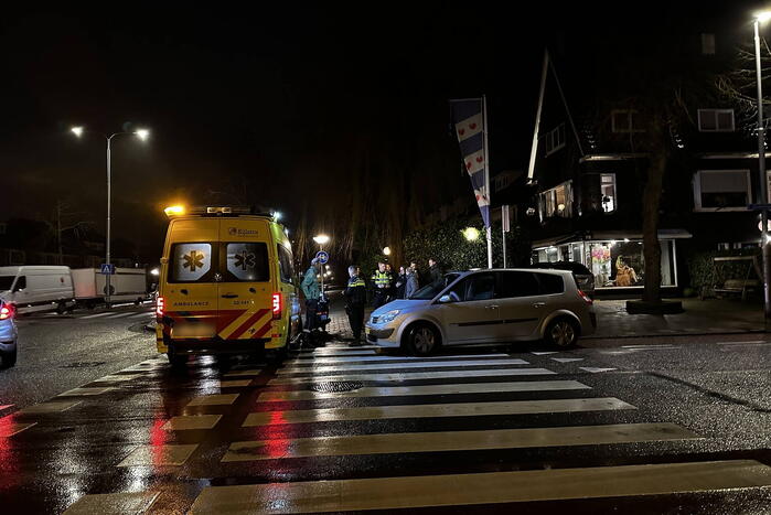 Automobilist en scooterrijder in botsing