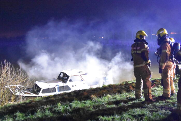 Motorboot gaat in vlammen op