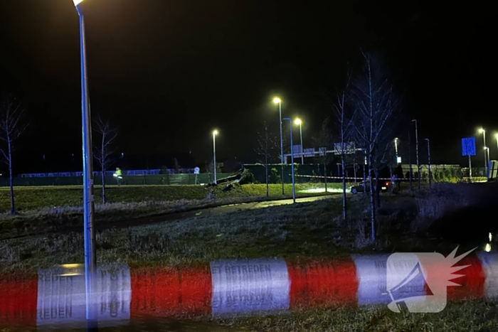 Auto belandt ondersteboven onderaan talud na achtervolging