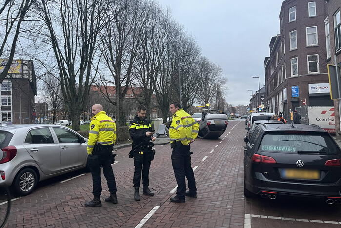 Automobilist botst op container en vliegt over de kop