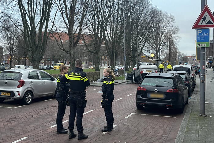 Automobilist botst op container en vliegt over de kop