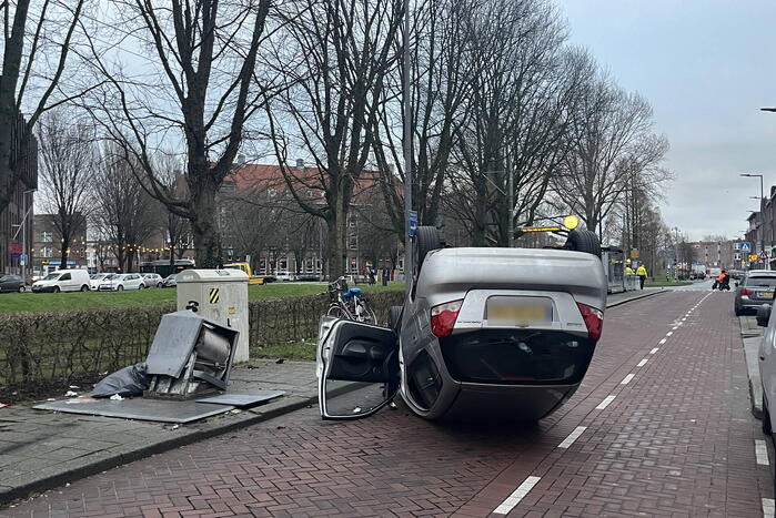 Automobilist botst op container en vliegt over de kop