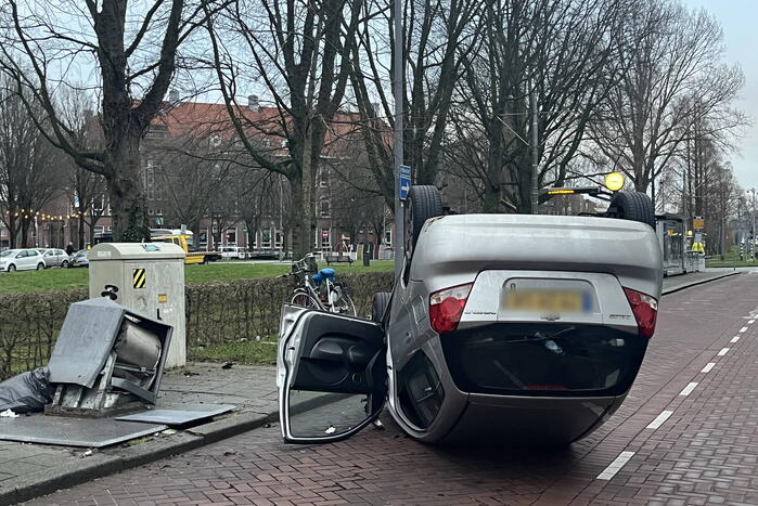 Automobilist botst op container en vliegt over de kop