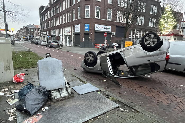 Automobilist botst op container en vliegt over de kop