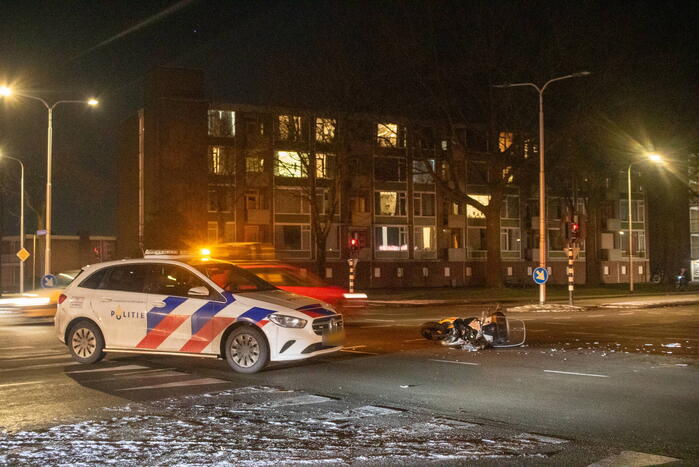 Gewonde en schade na botsing tussen auto en scooter