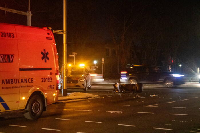 Gewonde en schade na botsing tussen auto en scooter